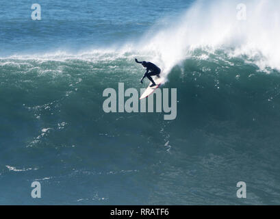 Newquay, Cornwall, 25. Februar 2019. UK Wetter: Surfer genießen wärmsten Tag des Jahres und Hawaiianische große Wellen an Cribbar Punkt Fistral Beach. . Newquay Cornwall. Credit: Robert Taylor/Alamy leben Nachrichten Stockfoto