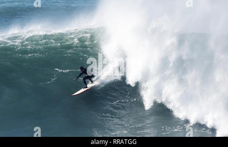 Newquay, Cornwall, 25. Februar 2019. UK Wetter: Surfer genießen wärmsten Tag des Jahres und Hawaiianische große Wellen an Cribbar Punkt Fistral Beach. . Newquay Cornwall. Credit: Robert Taylor/Alamy leben Nachrichten Stockfoto