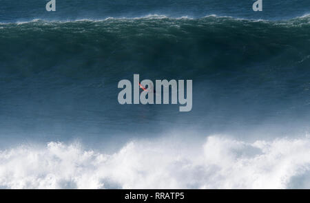 Newquay, Cornwall, 25. Februar 2019. UK Wetter: Surfer genießen wärmsten Tag des Jahres und Hawaiianische große Wellen an Cribbar Punkt Fistral Beach. . Newquay Cornwall. Credit: Robert Taylor/Alamy leben Nachrichten Stockfoto