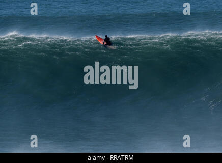 Newquay, Cornwall, 25. Februar 2019. UK Wetter: Surfer genießen wärmsten Tag des Jahres und Hawaiianische große Wellen an Cribbar Punkt Fistral Beach. . Newquay Cornwall. Credit: Robert Taylor/Alamy leben Nachrichten Stockfoto