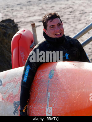 Newquay, Cornwall, 25. Februar 2019. UK Wetter: Surfer genießen wärmsten Tag des Jahres und Hawaiianische große Wellen an Cribbar Punkt Fistral Beach. . Newquay Cornwall. Credit: Robert Taylor/Alamy leben Nachrichten Stockfoto