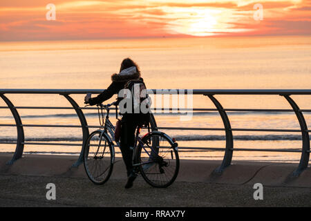 Blackpool, Lancashire. 25. Feb 2019. UK Wetter: Nach dem heißesten Februar Tag überhaupt in Großbritannien, eine feine Sonnenuntergang auf Blackpool Küste als Temperaturen prognostiziert werden deutlich über Nacht unter dem klaren Himmel zu fallen. copyright Credit: Gary Telford/Alamy Leben Nachrichten aufgezeichnet Stockfoto