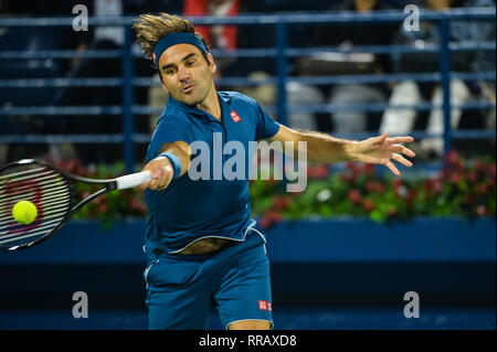 Dubai, VAE. 25. Februar 2019. Ehemalige Welt Nr. 1 Roger Federer von der Schweiz auf dem Weg zum Sieg gegen Philipp Kohlschreiber an der 2019 Dubai Duty Free Tennis Meisterschaften 2019. A7 Zeit Meister dieses Turniers, Federer 6-4, 3-6, 6-1 in seinem ersten Spiel auf der diesjährigen Ausgabe der Credit gewonnen: Feroz Khan/Alamy leben Nachrichten Stockfoto