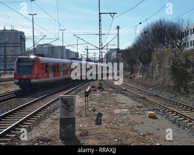 Februar 25, 2019 - Munich, Bayern, Deutschland - München, Deutschland SBahn Bahn nähert sich dem Ostbahnhof. Die Sbahn System von München ist von der Deutschen Bahn verwaltet und ist bekannt für die Verspätung, fehlende Züge, und systemweite Ausfälle. (Bild: © Sachelle Babbar/ZUMA Draht) Stockfoto