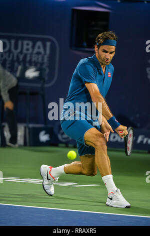 Dubai, VAE. 25. Februar 2019. Ehemalige Welt Nr. 1 Roger Federer von der Schweiz auf dem Weg zum Sieg gegen Philipp Kohlschreiber an der 2019 Dubai Duty Free Tennis Meisterschaften 2019. A7 Zeit Meister dieses Turniers, Federer 6-4, 3-6, 6-1 in seinem ersten Spiel auf der diesjährigen Ausgabe der Credit gewonnen: Feroz Khan/Alamy leben Nachrichten Stockfoto