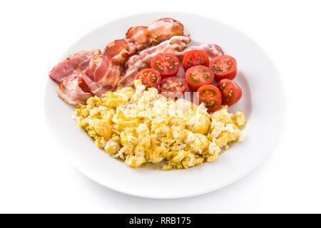 Frühstück mit Rührei, Schinken und Tomaten auf weißem Hintergrund. Stockfoto