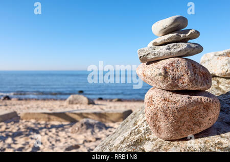 Stapel von Steinen am Strand, Balance und Harmonie Konzept, selektive konzentrieren. Stockfoto