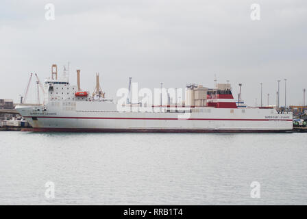 Fähre superschnell Levante der Trasmediterránea Unternehmen in der Poniente Dock auf den Hafen von Barcelona. März 25, 2018. Stockfoto