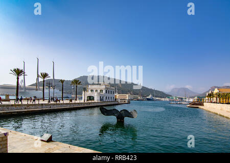 Cartagena, Murcia, Spanien; Februar 2017: The Whale Tail Skulptur, entworfen von Fernando Sáenz de Elorrieta, Schwellen des Meerwassers im Hafen von Stockfoto