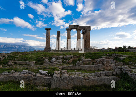Der Tempel des Apollo und ein Teil der archäologischen Stätte des antiken Korinth in Peloponnes, Griechenland Stockfoto