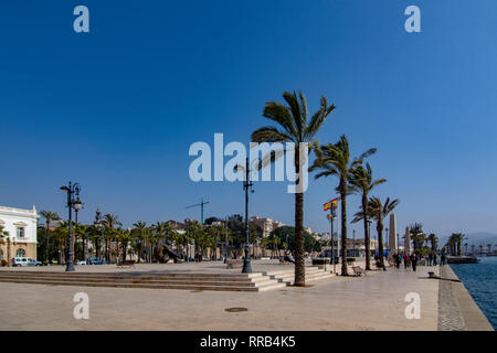 Cartagena, Murcia, Spanien; Februar 2017: Strandpromenade mit Palmen, Pier mit vielen Yachten in der Bucht von Cartagena Stadt, Region Murcia Stockfoto