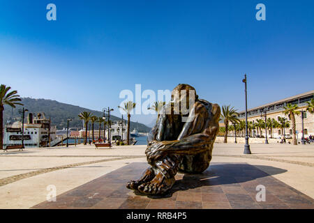 Cartagena, Murcia, Spanien; Februar 2017: Monument El Zulo, von Bildhauer Victor Ochoa, gewidmet den Opfern des Terrors in Madrid im Jahr 2004 Stockfoto