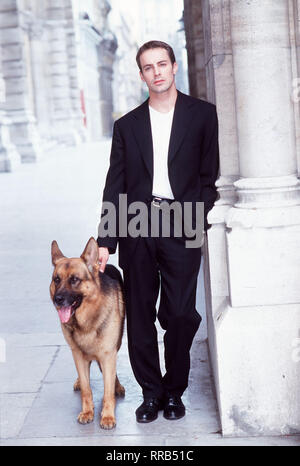 Mit dem Leitz im Anschlag beobachtet der Voyeur Albert Mahler durch Zufall den Mord ein einer Frau im Haus gegenüber. Mit den Fotos erpresst er den Mörder. Da geschieht ein Mord -. Kommissar Brandtner (Gedeon Burkhard) und REX suchen fieberhaft nach dem Täter. /, 07 DFASATKOM/Überschrift: KOMMISSAR REX/D 1997 Stockfoto