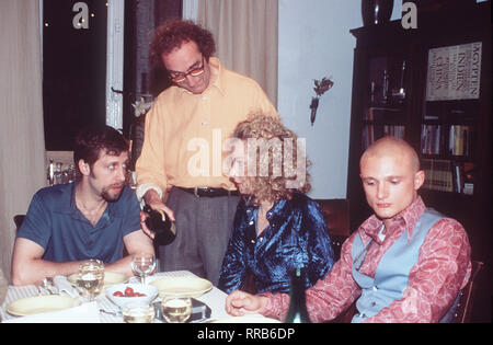 Trotz großer Unterschiede in Lenny und Julia ein Paar. Julia studiert Jura, Lenny ist Lebenskünstler. So ist die Krise vorprogrammiert. Beide sehen sich nach anderen Partnern um, Ik können Sie nicht voneinander lassen... OLIVER KORITTKE - Lenny Künkel FRITZ PETER SCHMIDLE - Oskar Künkel KATJA STUDT - Julia FLORIAN LUKAS - Harri Regie: Anna Justice/Überschrift: TUT MIR LEID WEGEN UND BEISPIELE/BRD 1997 Stockfoto