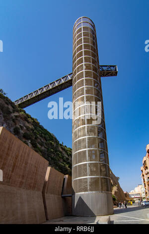 Cartagena, Murcia, Spanien; Februar 2017: Der Panorama Lift bietet die beste Aussicht auf die Stadt und den Hafen. Geben Sie den Aufzug von der Straße Calle Gisber Stockfoto