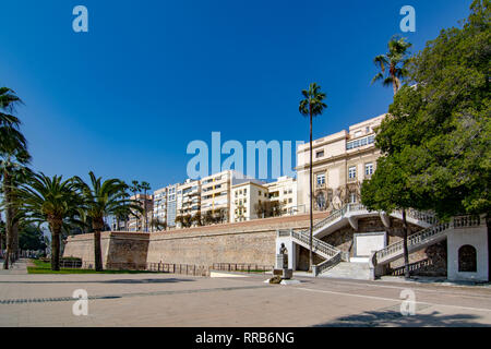 Cartagena, Murcia, Spanien; Februar 2017: Blick auf leere Palmen gesäumten Promenade der antiken Befestigungsanlage von Cartagena, Spanien Stockfoto