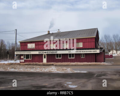 Ton, New York, USA. Februar 23, 2019. L: ocal Wahrzeichen, der Euclid Restaurant und die Bar vor dem Öffnen in Ton, NY Stockfoto