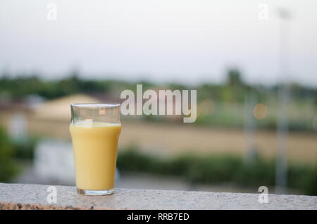 Mango Lassi, traditionelle süße Lassi mit Mango, ein indisches Getränk Spezialität Stockfoto