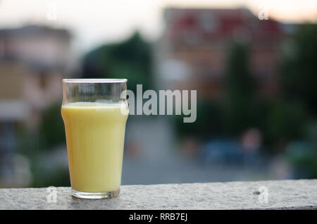 Mango Lassi, traditionelle süße Lassi mit Mango, ein indisches Getränk Spezialität Stockfoto