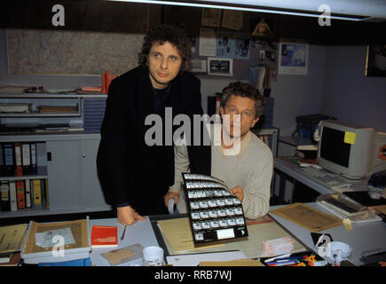 TATORT/Gefallene Engel / Drei ermordete Männer, bei denen am Tatort gefunden wurden, Heiligenbilder Arconciel sterben Hauptkommissare Ivo Batic (Miroslav Nemec, r) und Leitmayr (UDO WACHTVEITL), das Profil eines Serientäters zu entschlüsseln. Of this hat sich in Kunden eines Nobelbordells Müchner spezialisiert... /Überschrift: TATORT/D 1998 Stockfoto