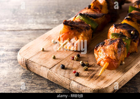 Hühnchen Shish Kebab mit Gemüse auf hölzernen Tisch Stockfoto