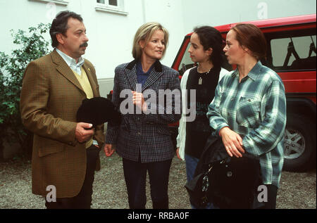 VON FALL ZU FALL Weil Stubbe (WOLFGANG STUMPH) inkognito auf dem Reiterhof von Heidi Hopp (CLAUDIA RIESCHEL) Maßhilfslinien, kommen Ehefrau Caroline (MARIE GRUBER) und Tochter Christiane (STEPHANIE STUMPH) nicht Dp ruhiger Lage... Regie: Christa Mühl aka. Stubbe und der Pferdestecher/Überschrift: VON FALL ZU FALL Stockfoto