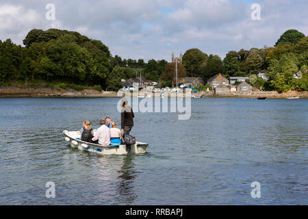 Eidechse, UK - 17. SEPTEMBER 2018: Eine kleine Personenfähre trägt Wanderer über Gillan Creek von Gillan nach St. Anthony-in-Meneage in Cornwall. Stockfoto