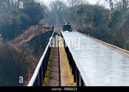 Ein Lastkahn reist über edstone Aquädukt auf einem 4 Meilen Länge des Stratford-upon-Avon, Warwickshire. 25. Februar 2019. Stockfoto