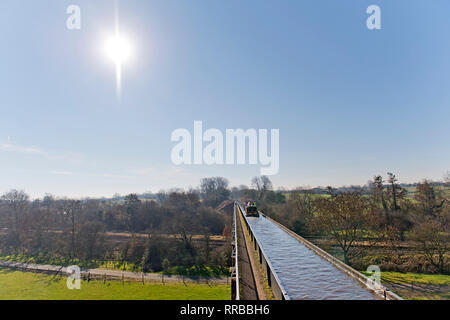 Ein Lastkahn reist über edstone Aquädukt auf einem 4 Meilen Länge des Stratford-upon-Avon, Warwickshire. 25. Februar 2019. Stockfoto