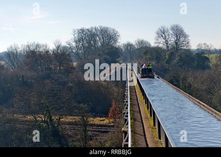 Ein Lastkahn reist über edstone Aquädukt auf einem 4 Meilen Länge des Stratford-upon-Avon, Warwickshire. 25. Februar 2019. Stockfoto