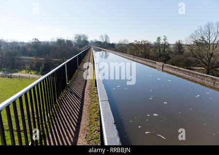 Ein Lastkahn reist über edstone Aquädukt auf einem 4 Meilen Länge des Stratford-upon-Avon, Warwickshire. 25. Februar 2019. Stockfoto