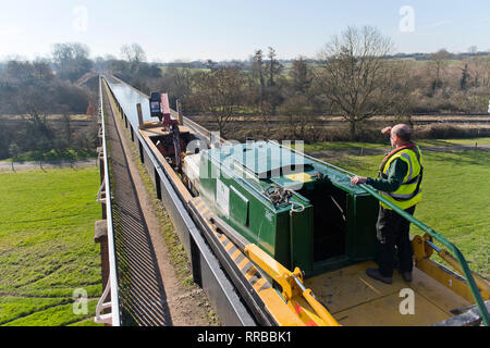 Ein Lastkahn reist über edstone Aquädukt auf einem 4 Meilen Länge des Stratford-upon-Avon, Warwickshire. 25. Februar 2019. Stockfoto