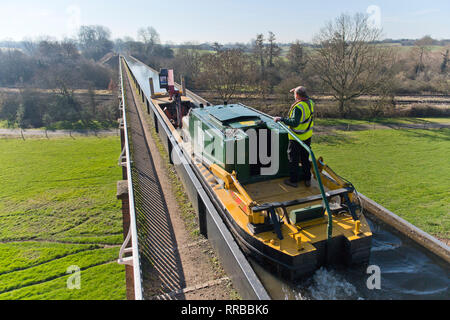 Ein Lastkahn reist über edstone Aquädukt auf einem 4 Meilen Länge des Stratford-upon-Avon, Warwickshire. 25. Februar 2019. Stockfoto