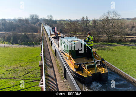 Ein Lastkahn reist über edstone Aquädukt auf einem 4 Meilen Länge des Stratford-upon-Avon, Warwickshire. 25. Februar 2019. Stockfoto