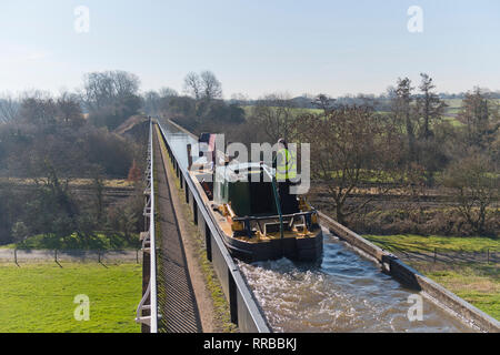 Ein Lastkahn reist über edstone Aquädukt auf einem 4 Meilen Länge des Stratford-upon-Avon, Warwickshire. 25. Februar 2019. Stockfoto