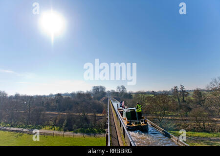 Ein Lastkahn reist über edstone Aquädukt auf einem 4 Meilen Länge des Stratford-upon-Avon, Warwickshire. 25. Februar 2019. Stockfoto