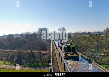 Ein Lastkahn reist über edstone Aquädukt auf einem 4 Meilen Länge des Stratford-upon-Avon, Warwickshire. 25. Februar 2019. Stockfoto