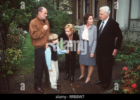 Foto vlnr.: Gerd Platzek bereiterklaert (Michael Mendl), Tom (RON HERRMANN), Katharina (Jennifer Nitsch), Frau und Herr Schachtschneider (GERTRUD ROLL und KARL MICHAEL VOGLER). Regie: Erwin Keusch/Überschrift: DIE LETZTE CHANCE/BRD 1998 Stockfoto