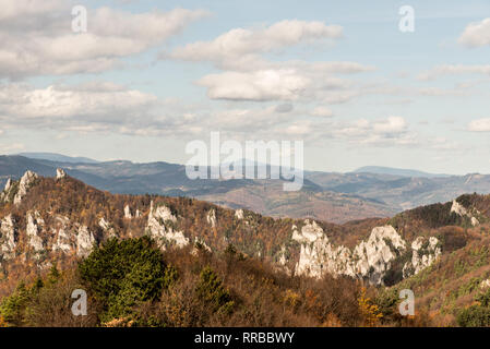 Blick auf Moravskoslezske Beskiden aus Kecka Hügel in Sulovske skaly Berge in der Slowakei im Herbst Tag mit blauem Himmel und clous Stockfoto