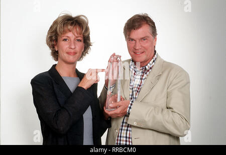 Der Deutsche Fernsehpreis-RTL präsentiert sterben Mediengala des Jahres: Heute verleihen die vier größten TV-Veranstalter Deutschlands machen gemeinsam den Deutschen Fernsehpreis. Ort des Events: der Neue KÜlner Studiokomplex Coloneum. Moderiert wird die Gala von Gabi Bauer, Johannes B. Kerner, Jochen Busse und Kai Pflaume. Foto: Jochen Busse und Gabi Bauer mit dem Deutschen Fernsehpreis. /Überschrift: DER DEUTSCHE FERNSEHPREIS Stockfoto