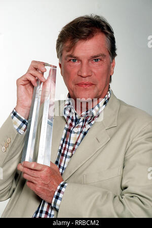 Der Deutsche Fernsehpreis-RTL präsentiert sterben Mediengala des Jahres: Heute verleihen die vier größten TV-Veranstalter Deutschlands machen gemeinsam den Deutschen Fernsehpreis. Ort des Events: der Neue KÜlner Studiokomplex Coloneum. Moderiert wird die Gala von Gabi Bauer, Johannes B. Kerner, Jochen Busse und Kai Pflaume. Foto: Jochen Busse mit dem Deutschen Fernsehpreis. /Überschrift: DER DEUTSCHE FERNSEHPREIS Stockfoto