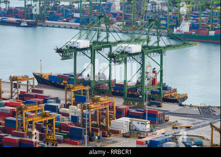 Handelshafen mit Containerschiffen beim Be- und Entladen Stockfoto