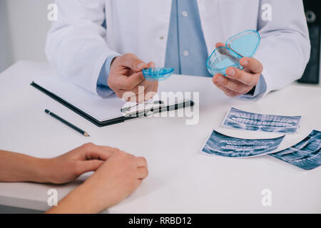 7/8-Ansicht von kieferorthopäden Präsentation trainer Zahnspangen in Absprache mit Frau Stockfoto