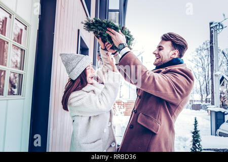 Paar Spaß außerhalb nach Hause Weihnachtsschmuck Stockfoto