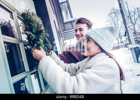 Nur ein paar Ihr Haus draußen Dekorieren zum ersten Mal verheiratet Stockfoto