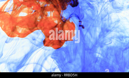 Rote und blaue Tinte, die in das Bilden, animierte Texturen, Material ideal für motiongraphic und Compositing Stockfoto