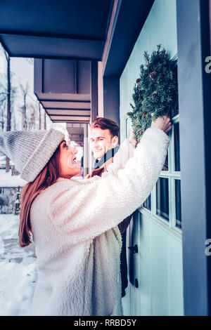 Glückliche Ehefrau Gefühl zufrieden, während ihre eigenen privaten Haus in Stockfoto