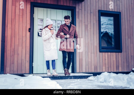 Paar tragen bequeme warme Kleidung ihr Haus verlassen Stockfoto