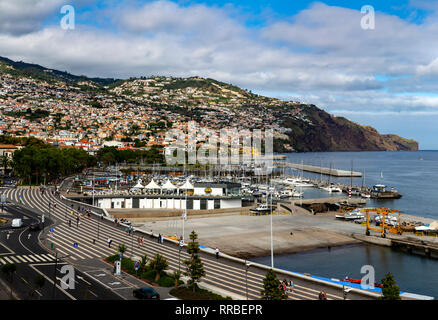 Mit Blick auf die Promenade und den Hafen von Funchal, Madeira, Portugal. Stockfoto