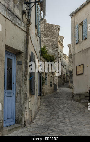 LES BAUX-DE-PROVENCE FRANKREICH SEP 2018 ein Blick auf die Straßen von Les Baux-de-Provence mittelalterliche Stadt der Provence Frankreich. Stockfoto